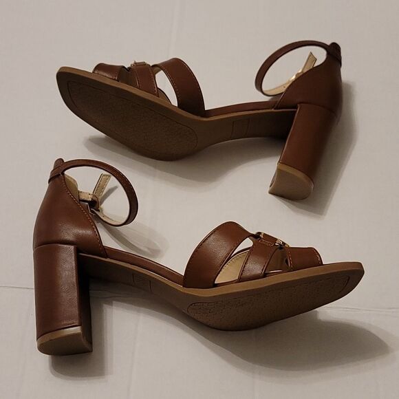 BRAND NEW JONE NEW YORK BLOCK HEEL ADJUSTABLE ANKLE BUCKET STRAP SANDAL G1 - Picture 8 of 16